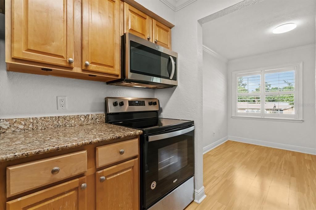 For Sale: $307,900 (2 beds, 1 baths, 709 Square Feet)