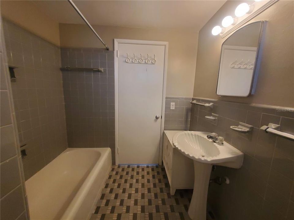 For Rent: $1,250 (1 beds, 1 baths, 875 Square Feet)