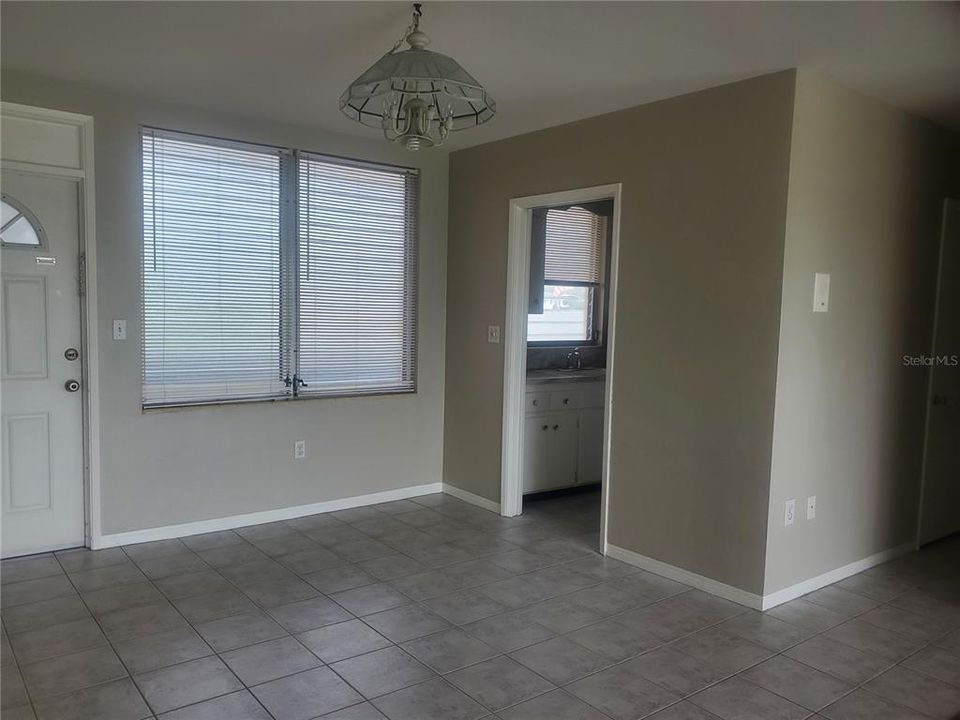 For Rent: $1,250 (1 beds, 1 baths, 875 Square Feet)
