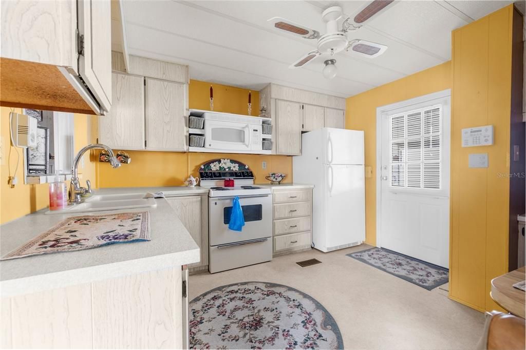 Active With Contract: $124,900 (2 beds, 2 baths, 864 Square Feet)