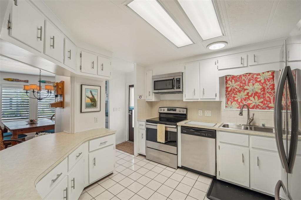 Active With Contract: $149,900 (2 beds, 2 baths, 1056 Square Feet)