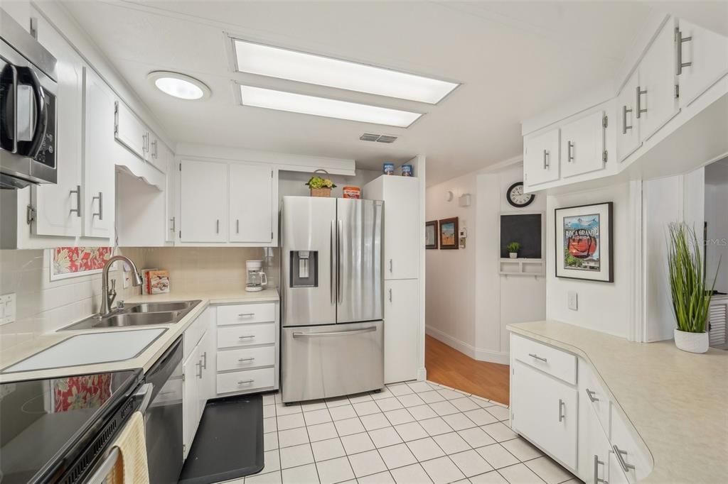 Active With Contract: $149,900 (2 beds, 2 baths, 1056 Square Feet)