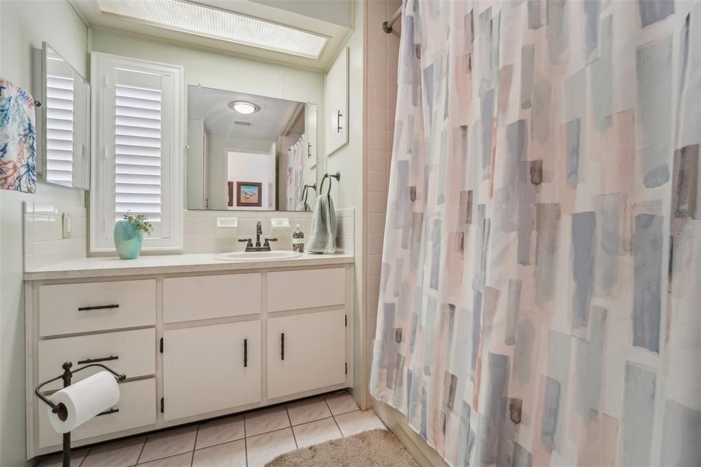 Active With Contract: $149,900 (2 beds, 2 baths, 1056 Square Feet)