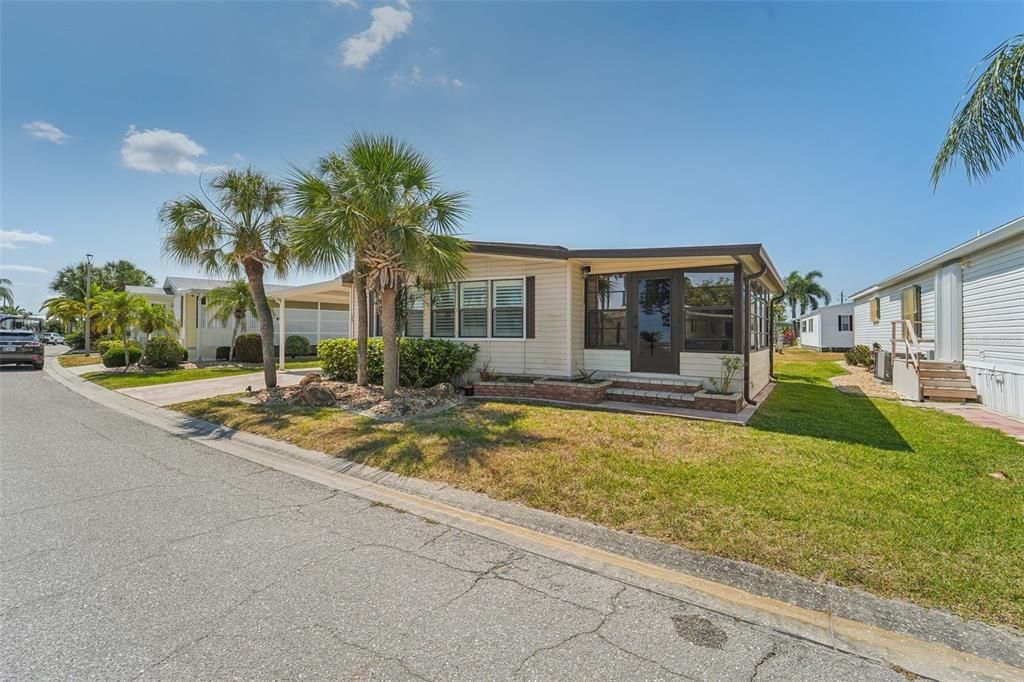 Active With Contract: $149,900 (2 beds, 2 baths, 1056 Square Feet)