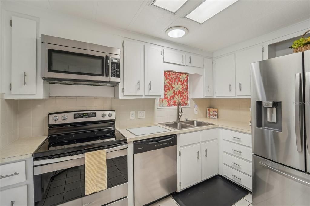 Active With Contract: $149,900 (2 beds, 2 baths, 1056 Square Feet)