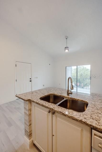 For Rent: $1,600 (1 beds, 1 baths, 733 Square Feet)