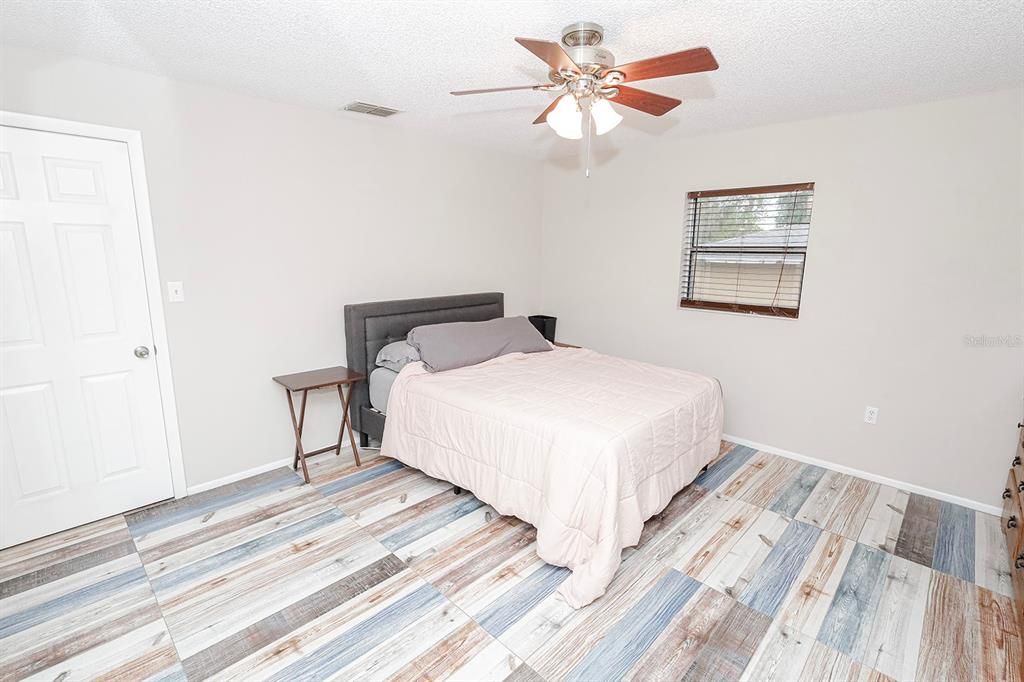 Active With Contract: $229,900 (2 beds, 1 baths, 870 Square Feet)