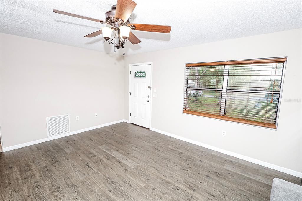 For Sale: $234,900 (2 beds, 1 baths, 870 Square Feet)