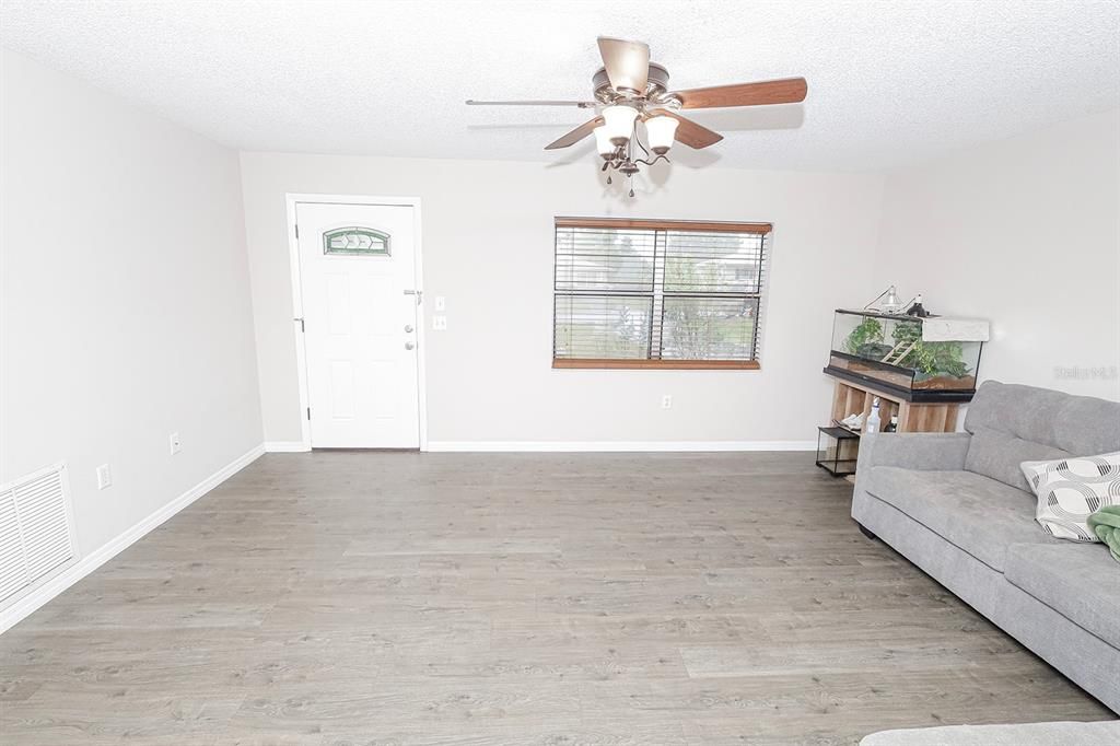 Active With Contract: $229,900 (2 beds, 1 baths, 870 Square Feet)