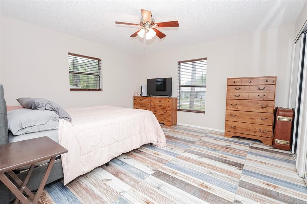 Active With Contract: $229,900 (2 beds, 1 baths, 870 Square Feet)