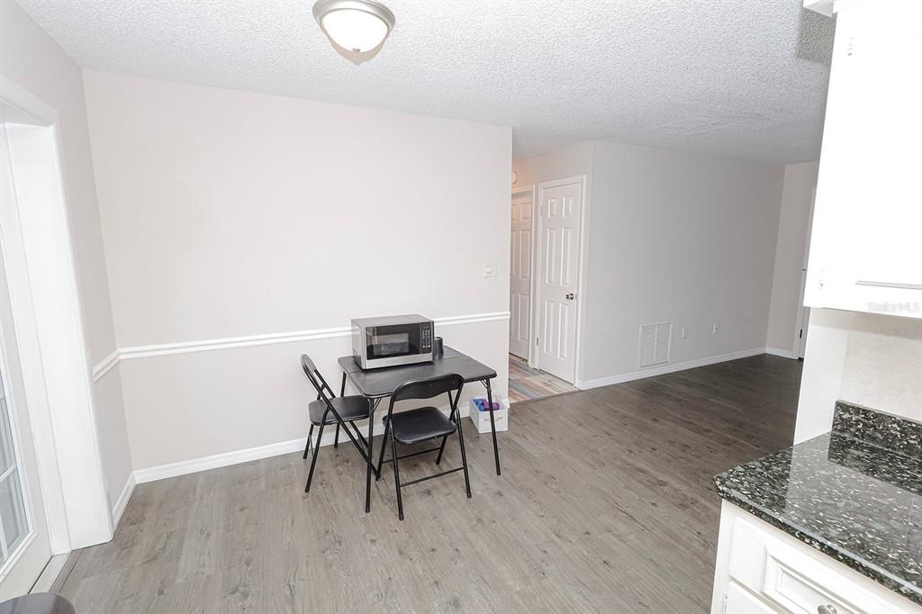 For Sale: $234,900 (2 beds, 1 baths, 870 Square Feet)