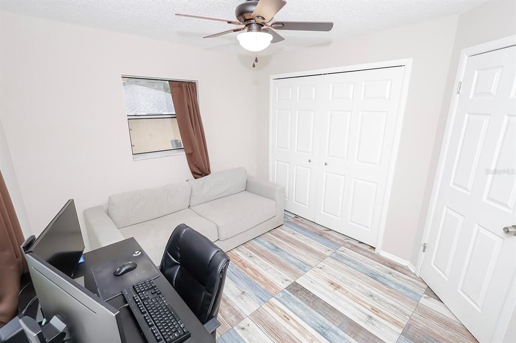 Active With Contract: $229,900 (2 beds, 1 baths, 870 Square Feet)