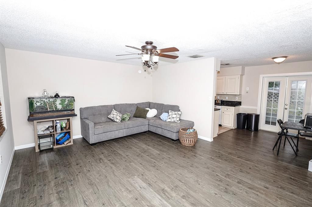 Active With Contract: $229,900 (2 beds, 1 baths, 870 Square Feet)