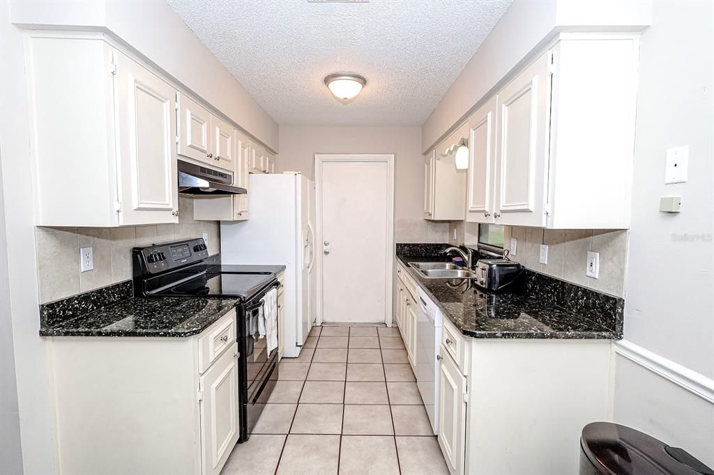 For Sale: $234,900 (2 beds, 1 baths, 870 Square Feet)