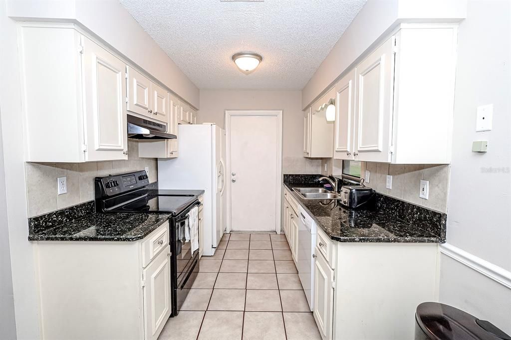 Active With Contract: $229,900 (2 beds, 1 baths, 870 Square Feet)