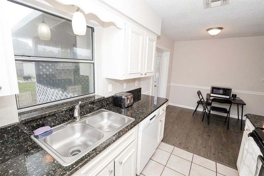 For Sale: $234,900 (2 beds, 1 baths, 870 Square Feet)