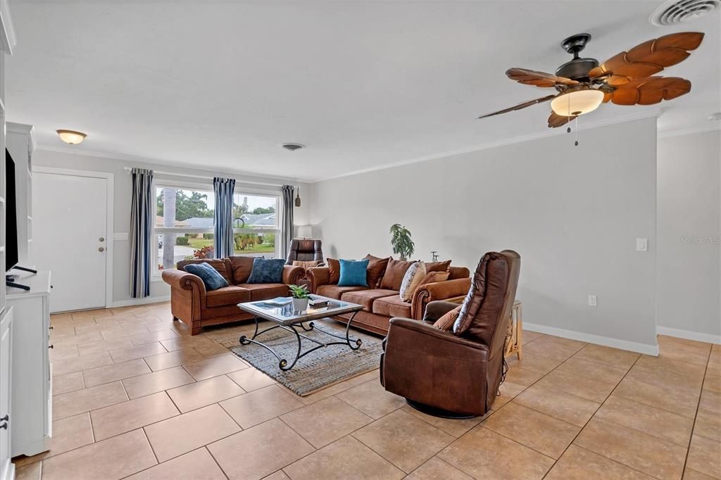 For Sale: $449,000 (2 beds, 2 baths, 1723 Square Feet)