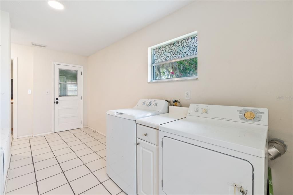 For Rent: $2,695 (3 beds, 2 baths, 1297 Square Feet)