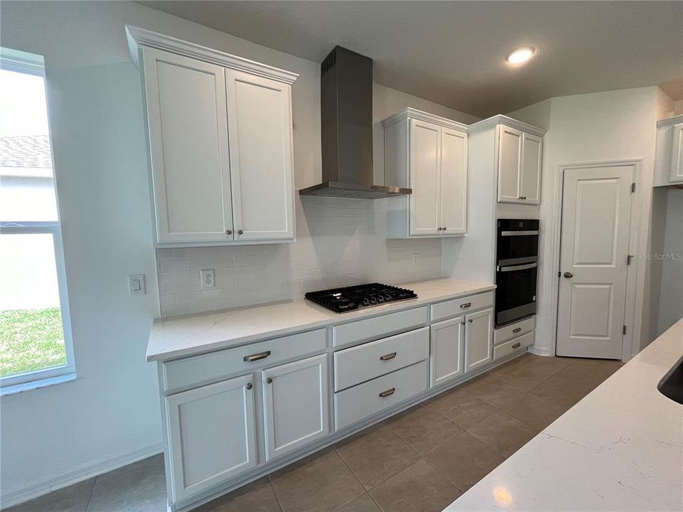 For Sale: $384,900 (2 beds, 2 baths, 1976 Square Feet)