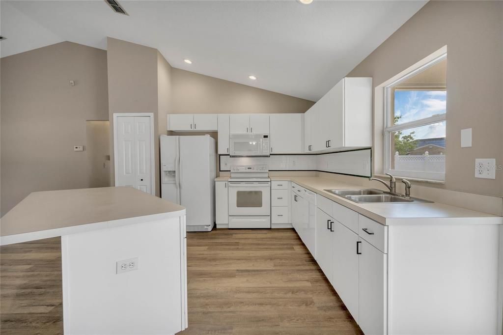 Active With Contract: $349,900 (3 beds, 2 baths, 1778 Square Feet)