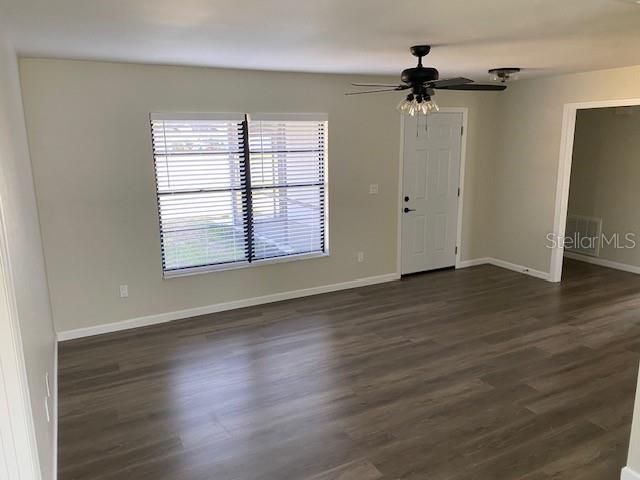 Active With Contract: $1,995 (3 beds, 2 baths, 1400 Square Feet)