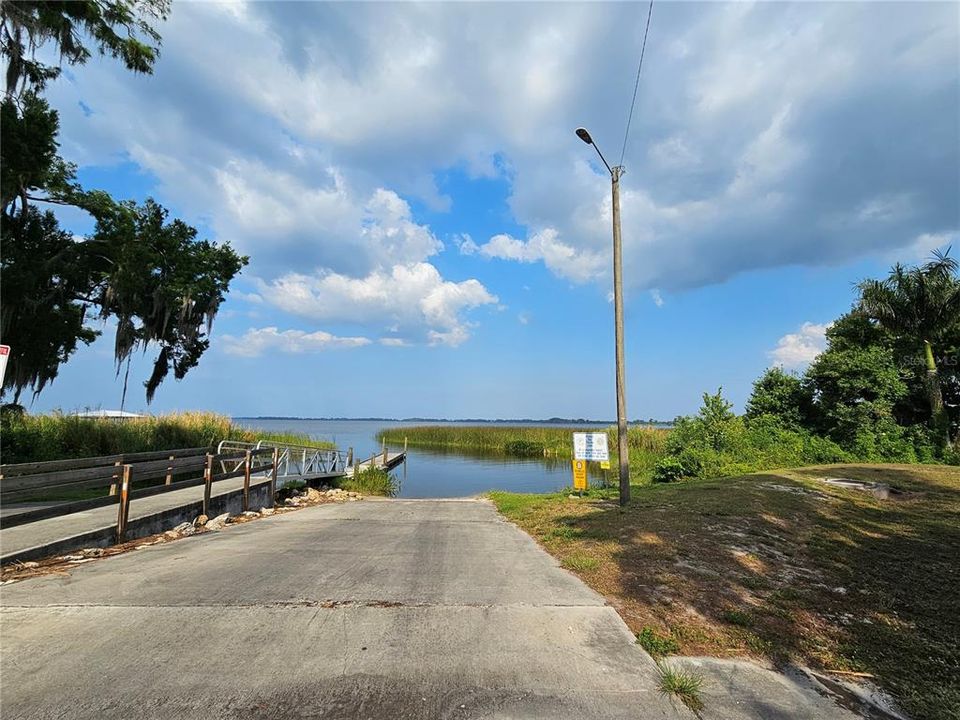 Public boat ramp to Lake Istokpoga within 10 minutes by car.