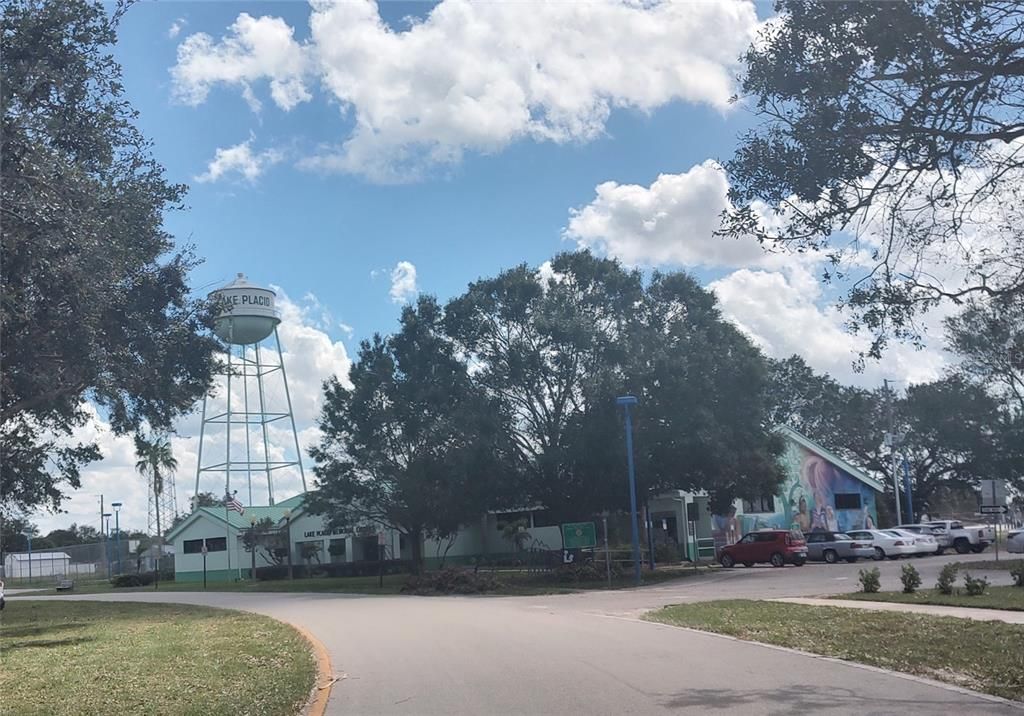 The town's circle hosts the library, a pizza restaurant, shops, and offices.