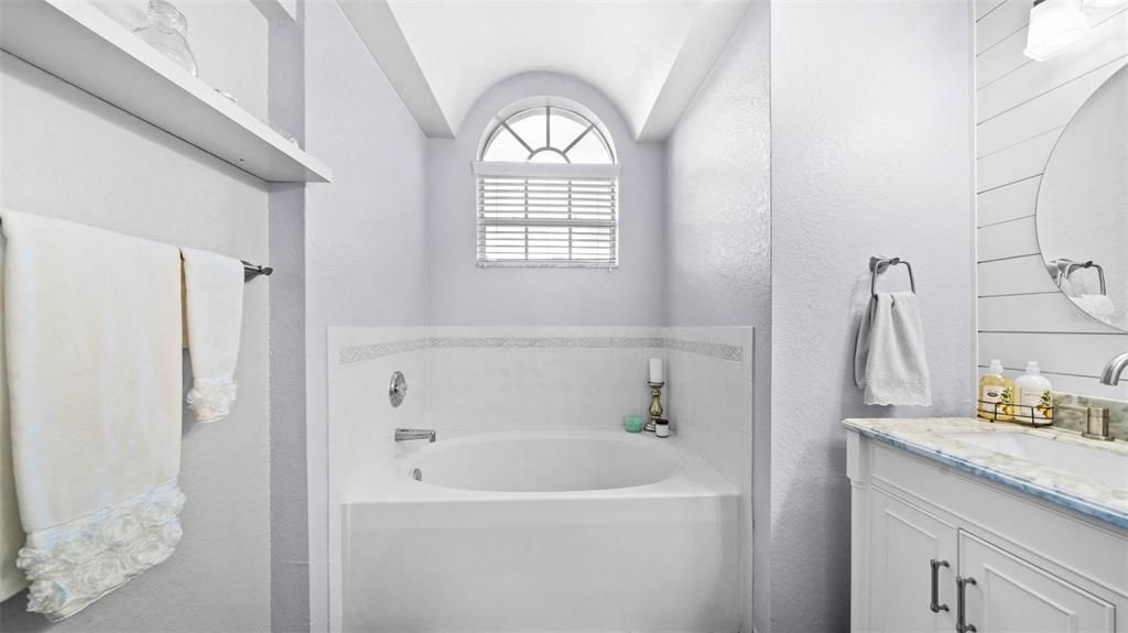 最近售出: $365,000 (3 贝兹, 2 浴室, 1958 平方英尺)