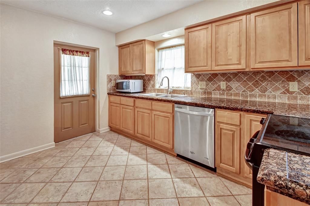 Active With Contract: $269,900 (3 beds, 2 baths, 1265 Square Feet)