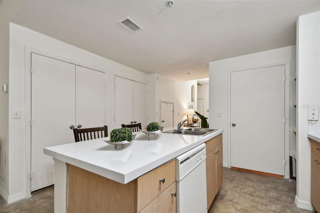 For Sale: $550,000 (2 beds, 2 baths, 1389 Square Feet)