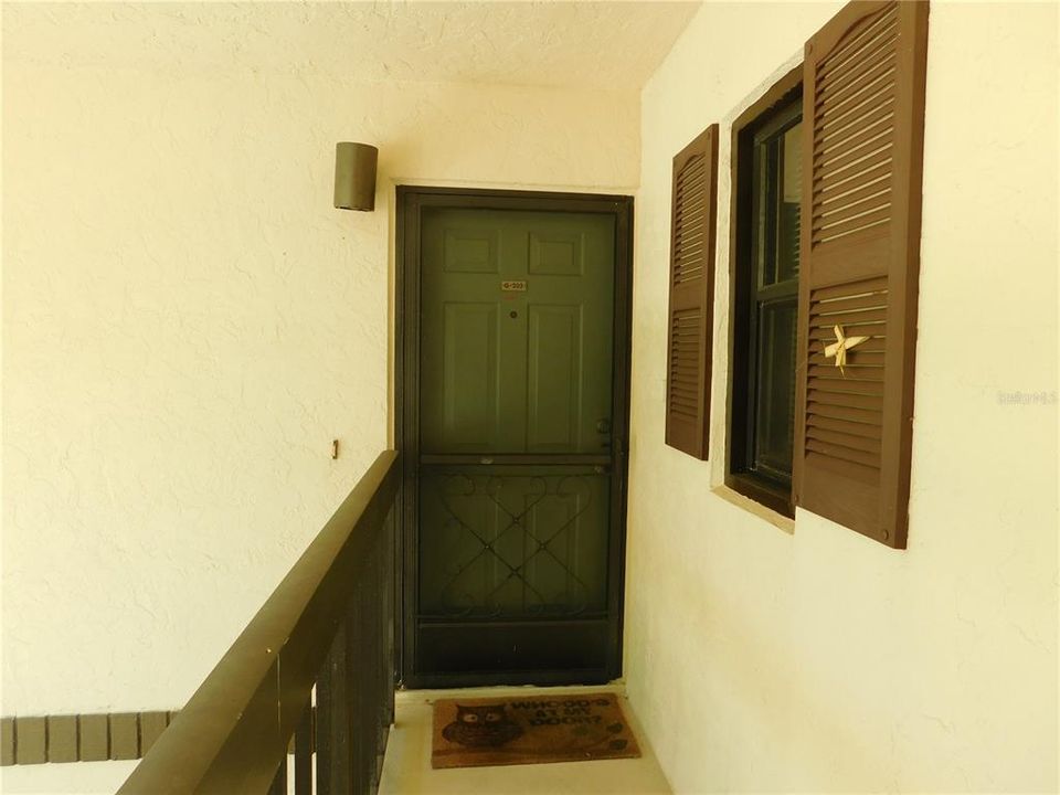 For Sale: $185,000 (2 beds, 2 baths, 838 Square Feet)