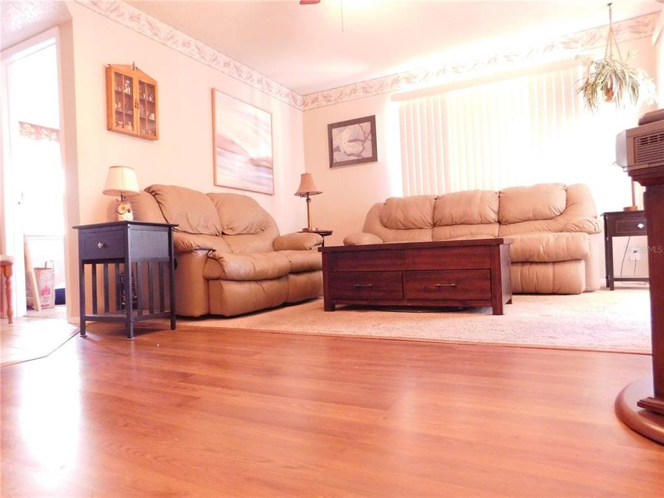 For Sale: $185,000 (2 beds, 2 baths, 838 Square Feet)