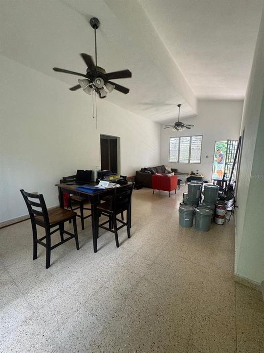 En Venta: $250,000 (3 camas, 2 baños, 1700 Pies cuadrados)