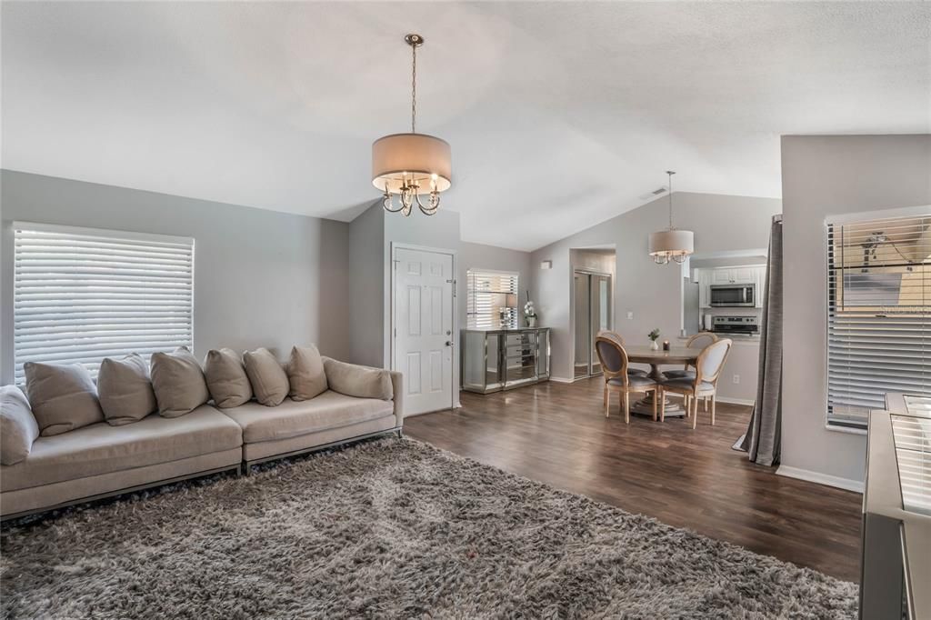 For Sale: $499,900 (2 beds, 2 baths, 1185 Square Feet)