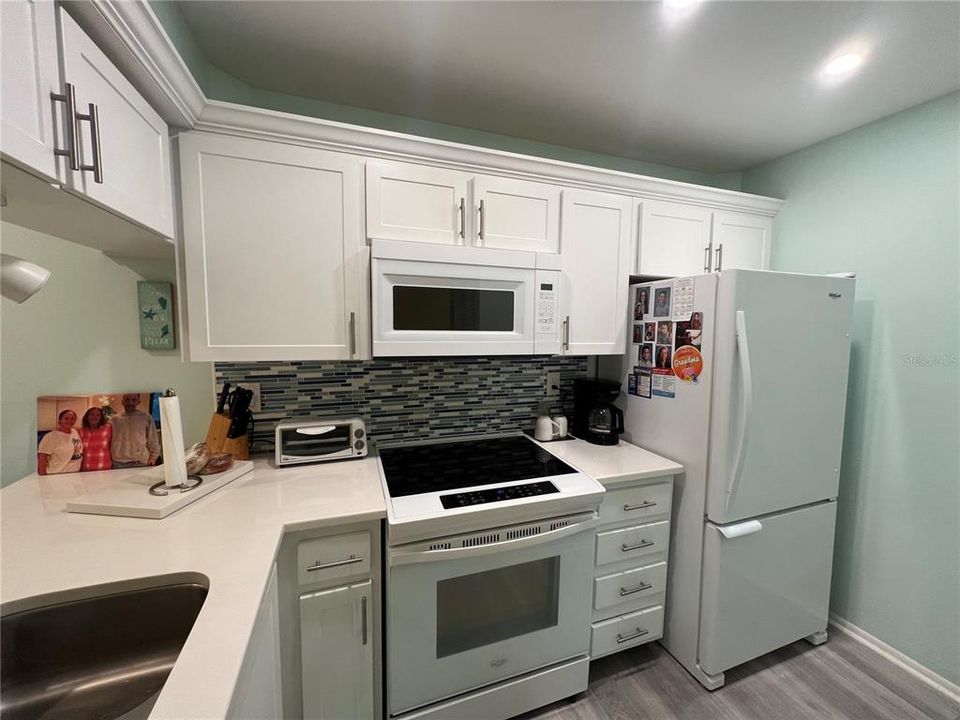 For Sale: $215,000 (2 beds, 2 baths, 964 Square Feet)