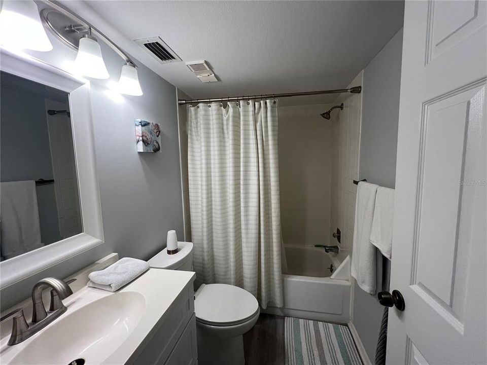 For Sale: $215,000 (2 beds, 2 baths, 964 Square Feet)