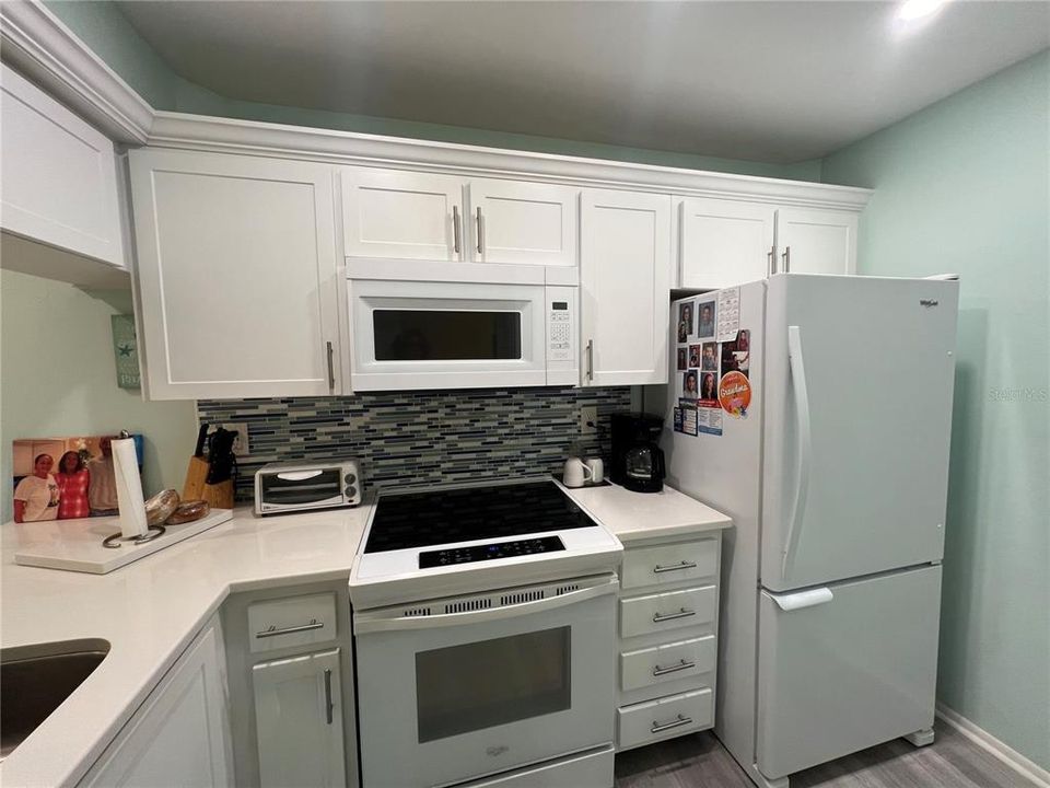 For Sale: $215,000 (2 beds, 2 baths, 964 Square Feet)