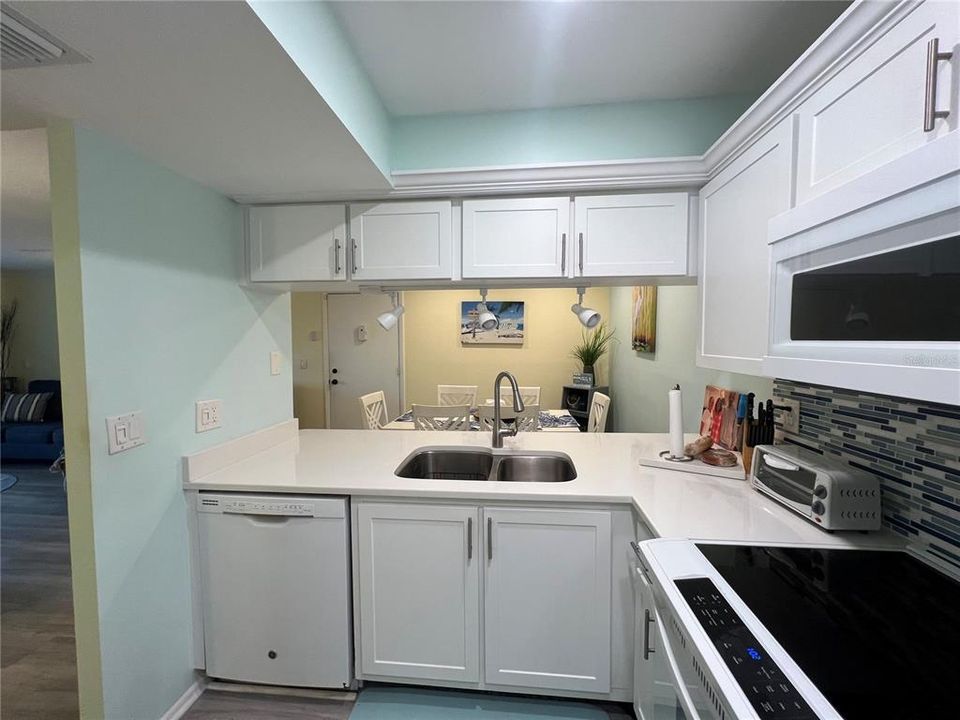 For Sale: $215,000 (2 beds, 2 baths, 964 Square Feet)