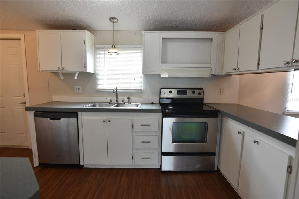 For Rent: $1,900 (3 beds, 2 baths, 1152 Square Feet)