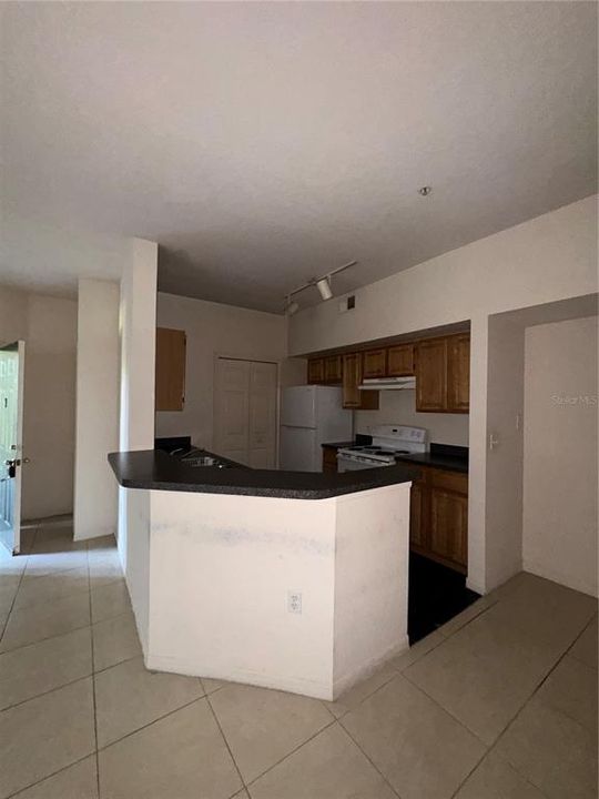 For Rent: $1,400 (1 beds, 1 baths, 713 Square Feet)