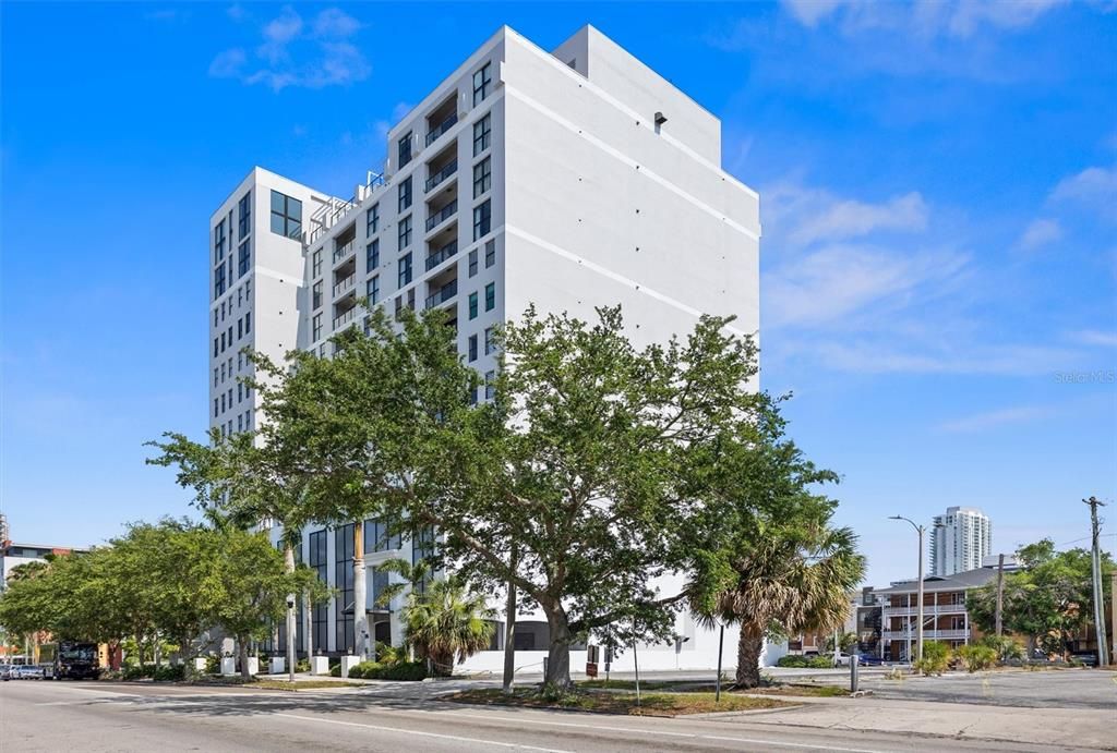 For Sale: $699,900 (2 beds, 2 baths, 1309 Square Feet)