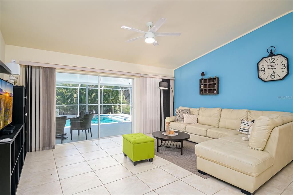 Active With Contract: $329,500 (3 beds, 3 baths, 1251 Square Feet)