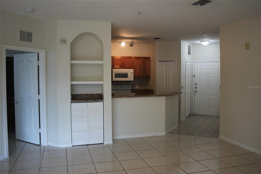 Active With Contract: $1,695 (2 beds, 2 baths, 1138 Square Feet)