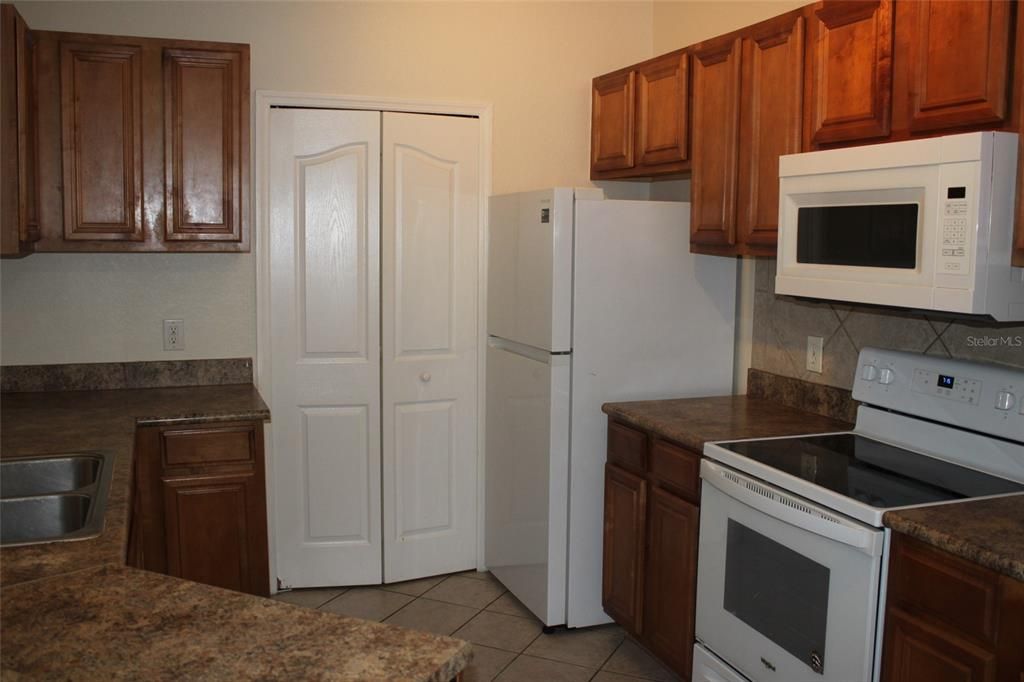 Active With Contract: $1,695 (2 beds, 2 baths, 1138 Square Feet)