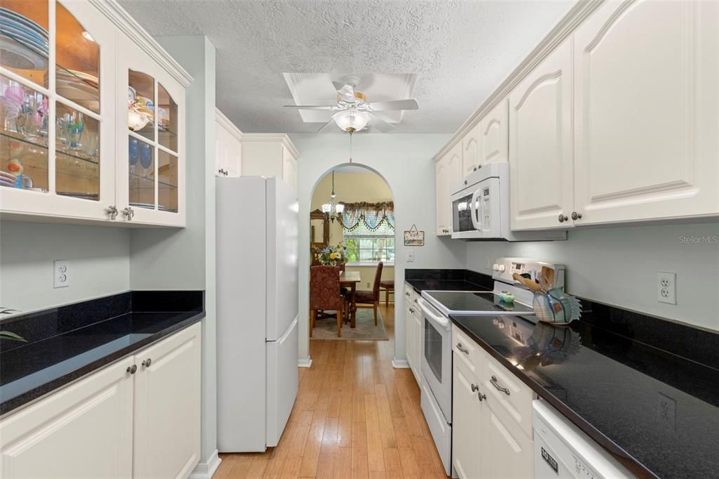 Recently Sold: $650,000 (3 beds, 2 baths, 1940 Square Feet)