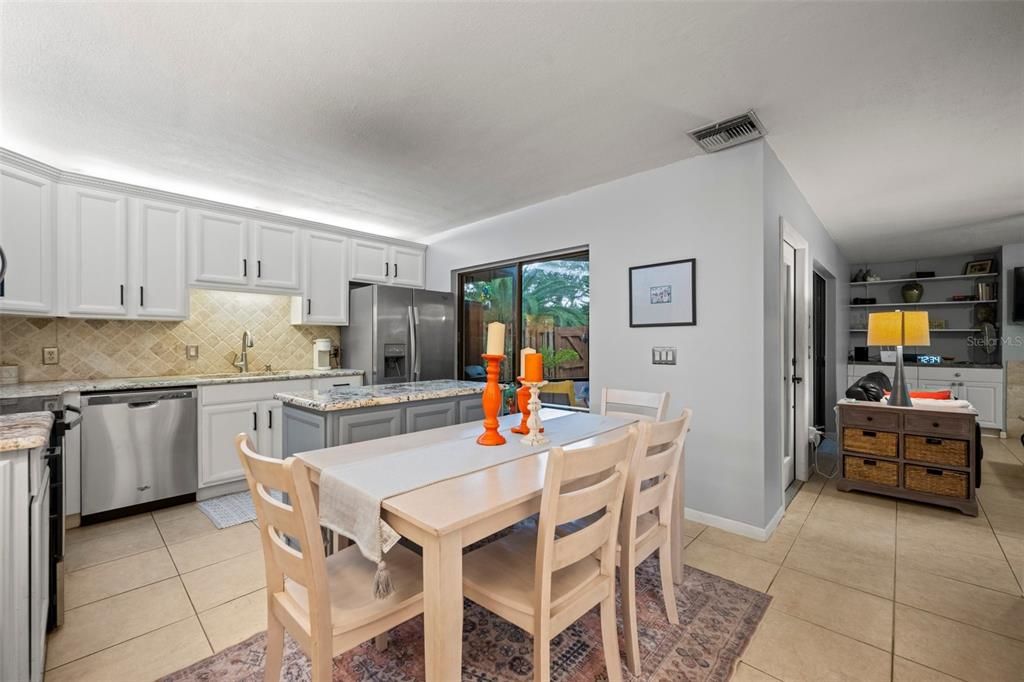 For Sale: $358,000 (2 beds, 2 baths, 1328 Square Feet)