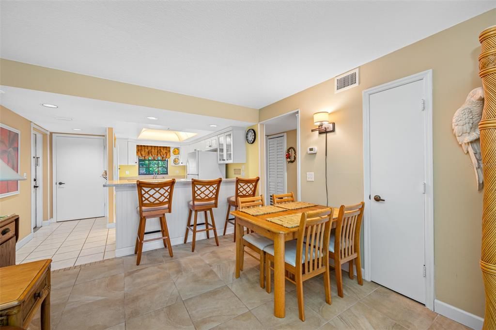 For Sale: $244,900 (2 beds, 2 baths, 912 Square Feet)