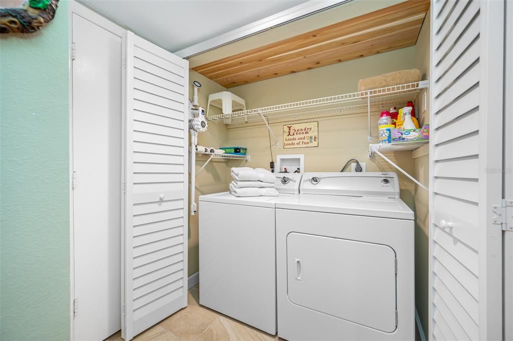 Full Size Washer and Dryer Conveys with the Sale!