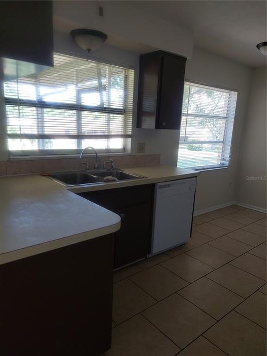 Activo con contrato: $185,000 (3 camas, 1 baños, 1215 Pies cuadrados)