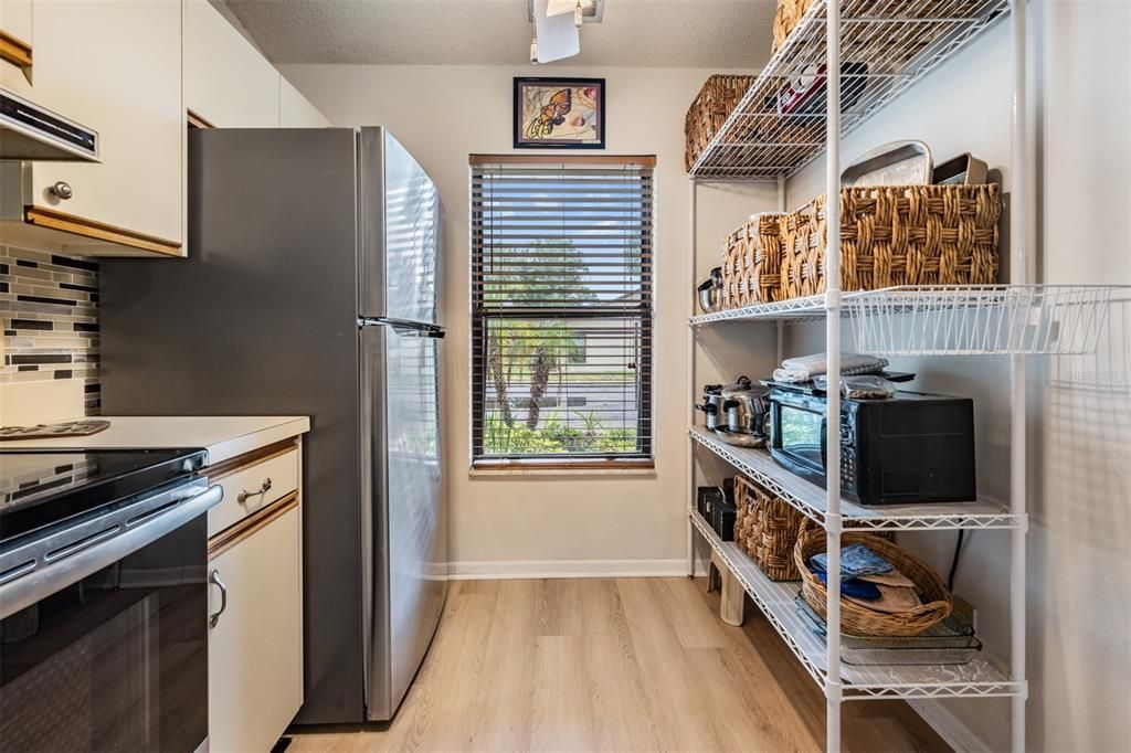 Active With Contract: $190,000 (1 beds, 1 baths, 784 Square Feet)